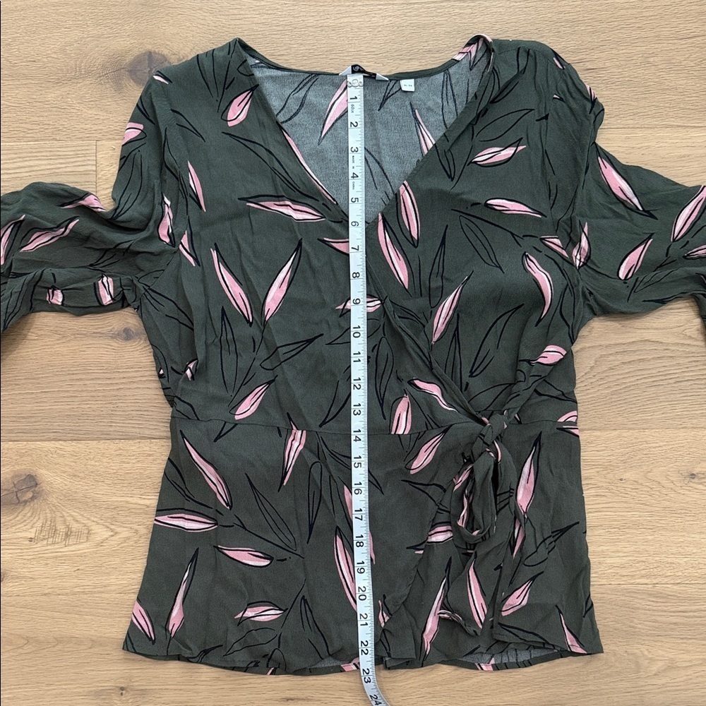 Reitmans Olive & Pink Leaf Print Wrap Blouse – Size XL - Picture 5 of 6